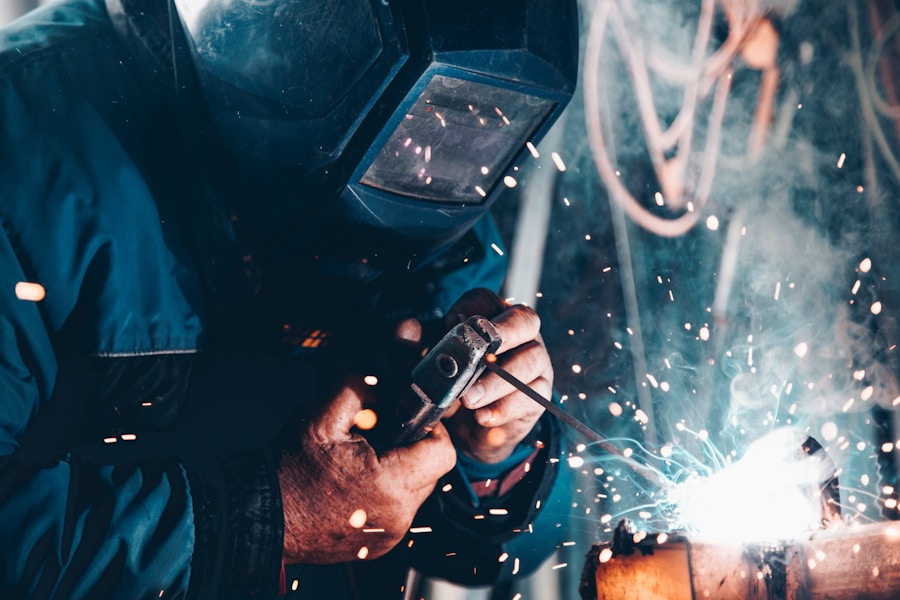 Taller de manufactura con piezas maquinadas